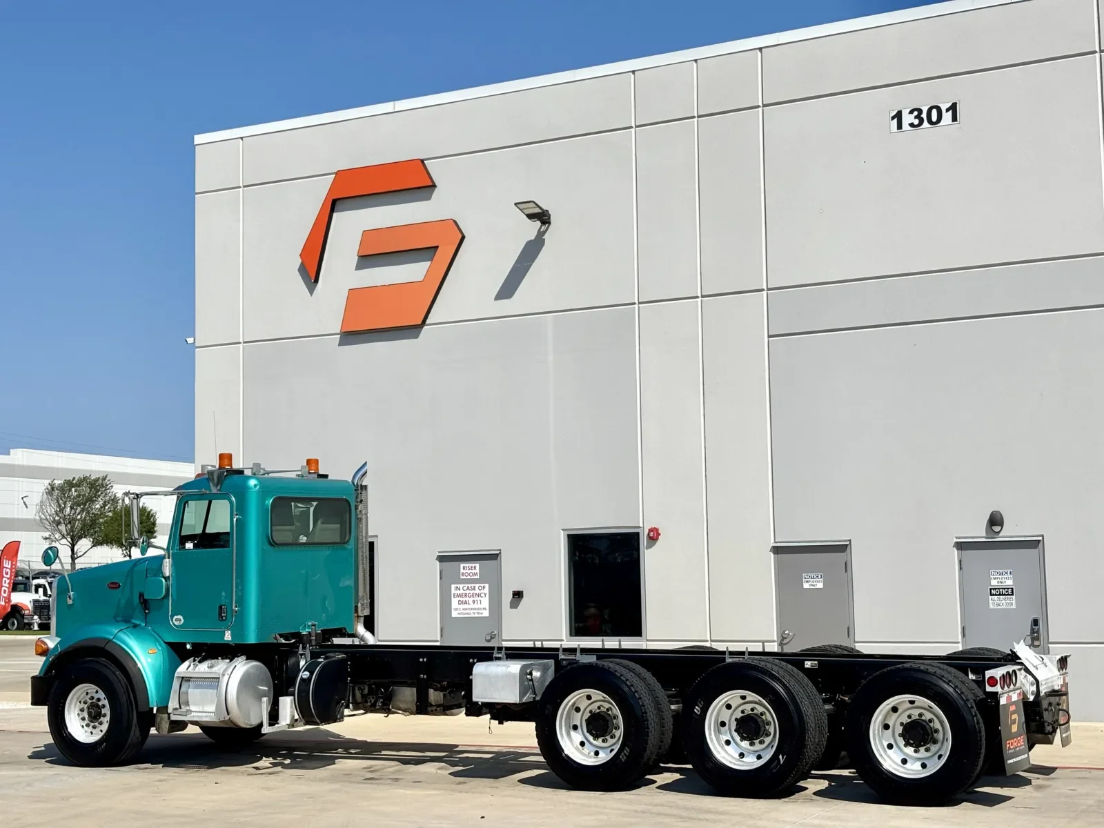 2014 Peterbilt 365 in Hutchins, TX — photo 6