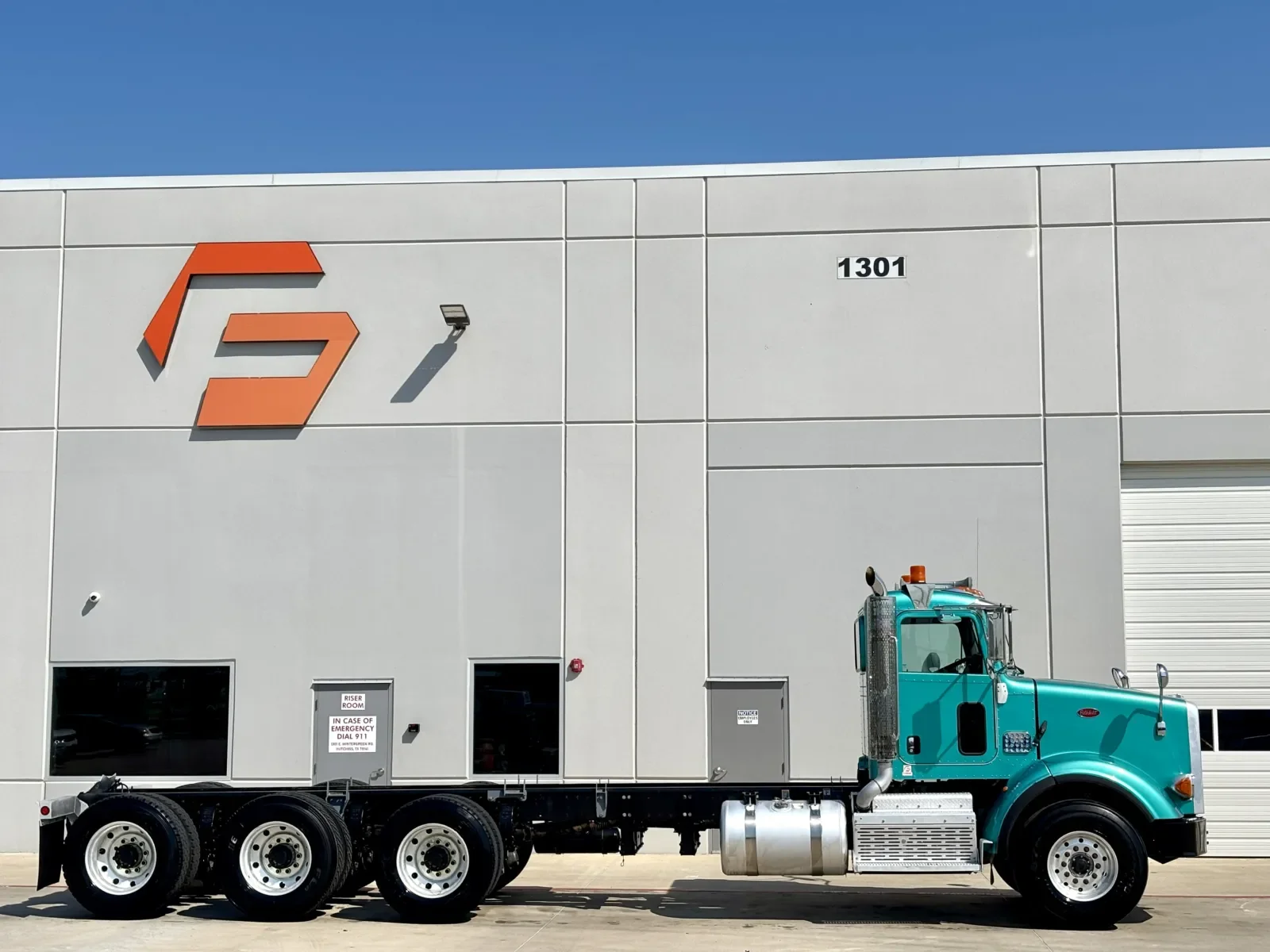 2014 Peterbilt 365 in Hutchins, TX — photo 3