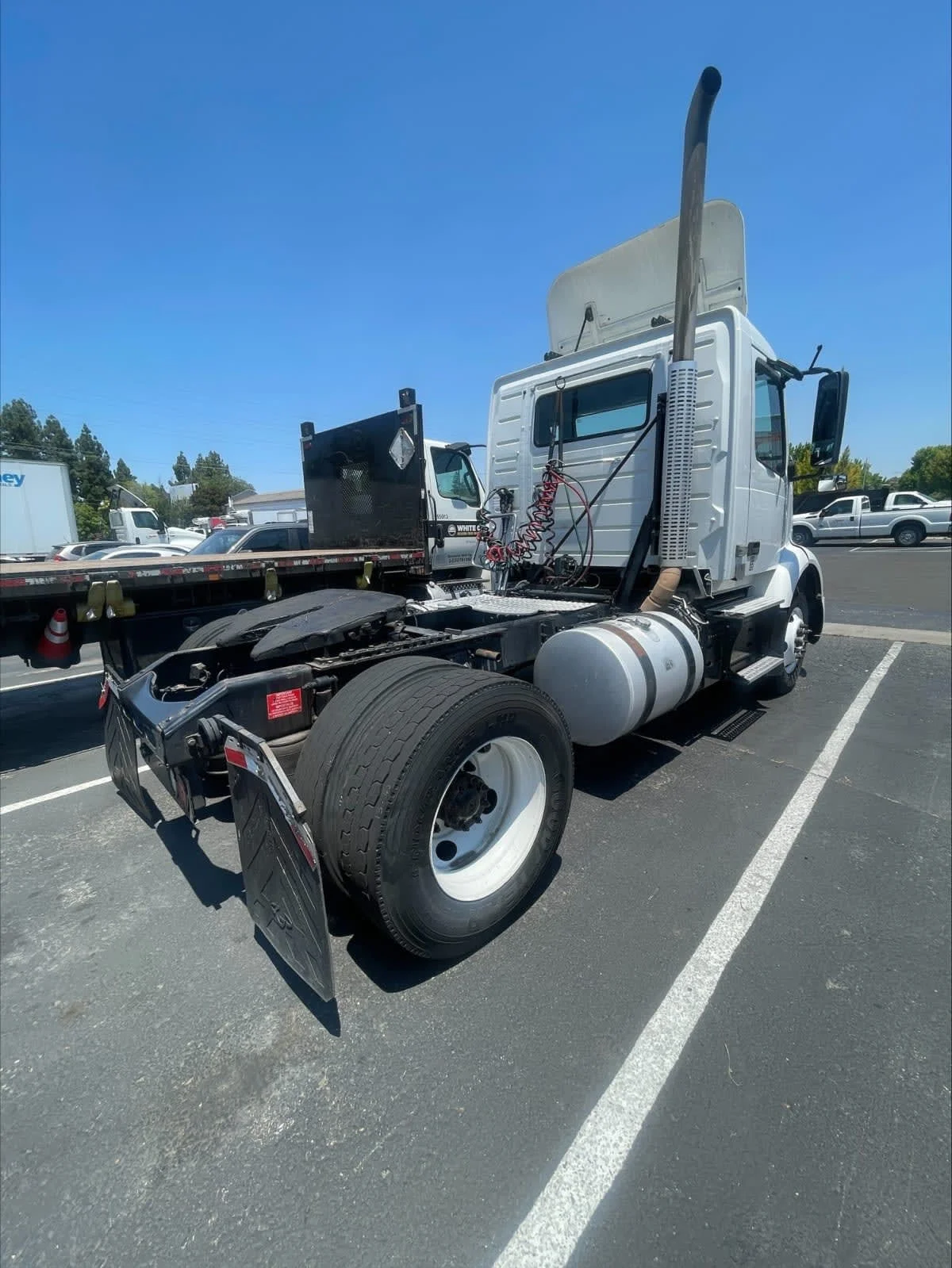 2019 Volvo VNR 660 in West Sacramento, CA — photo 4