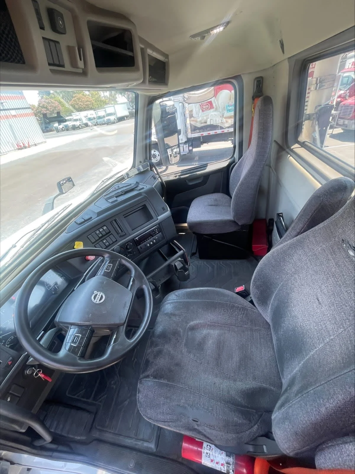 2019 Volvo VNR 660 in West Sacramento, CA — photo 7