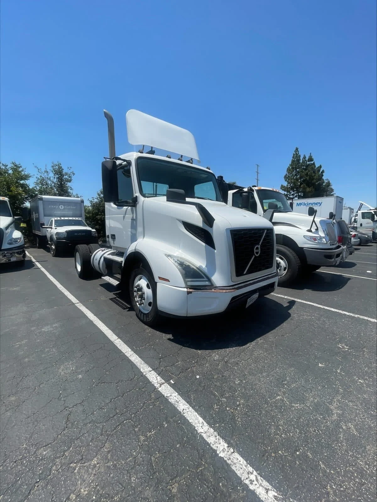 2019 Volvo VNR 660 in West Sacramento, CA — photo 3