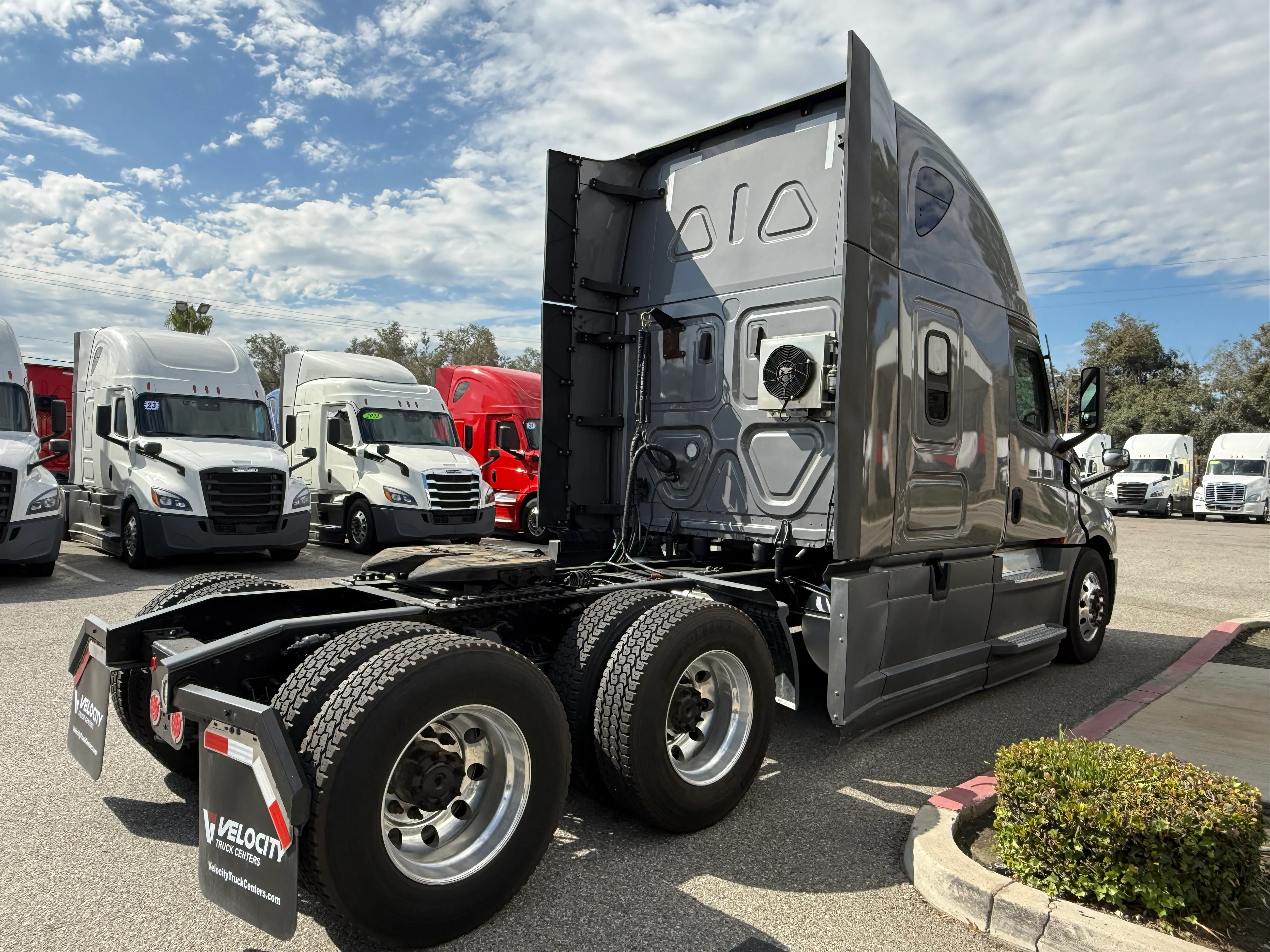 2021 Freightliner Cascadia in Selectrucks Fontana, CA — photo 6