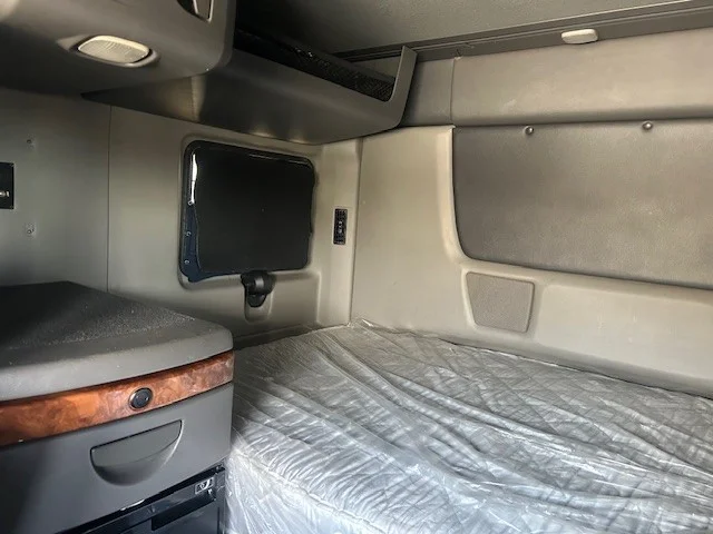 2021 International LT - image 15