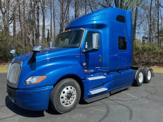 2021 International LT - image 1