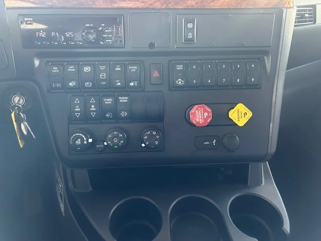 2021 International LT - image 14