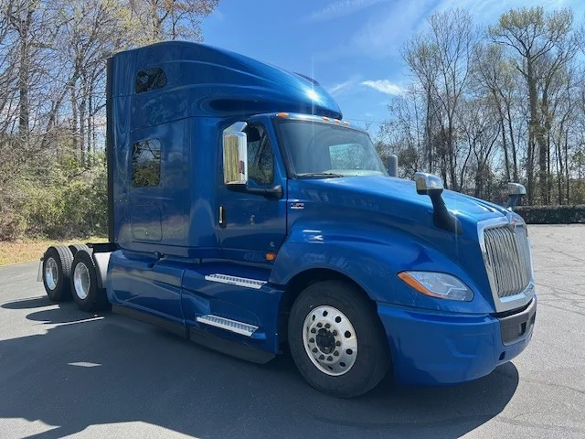 2021 International LT - image 3