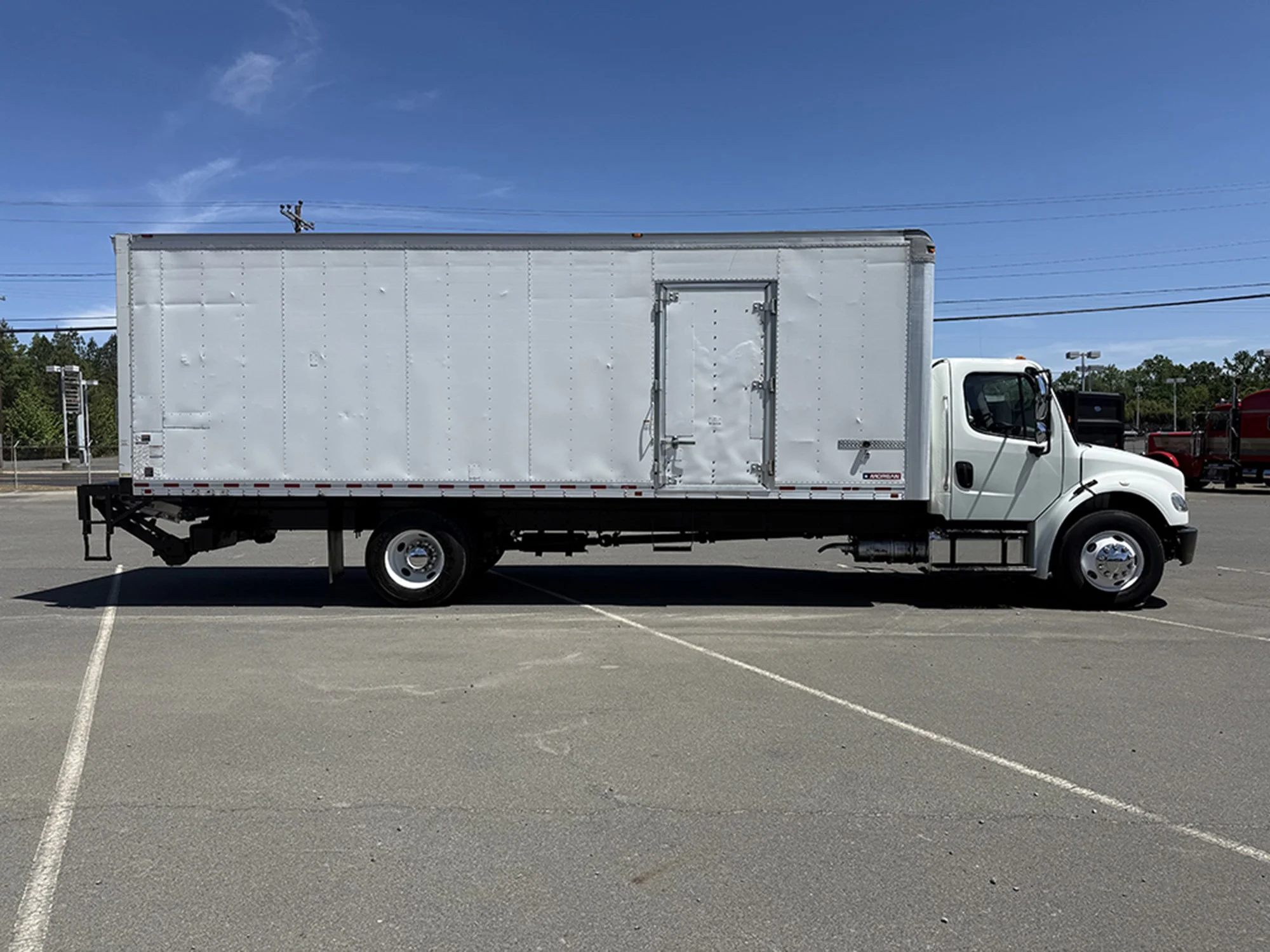 2019 Freightliner M2 106 — photo 3