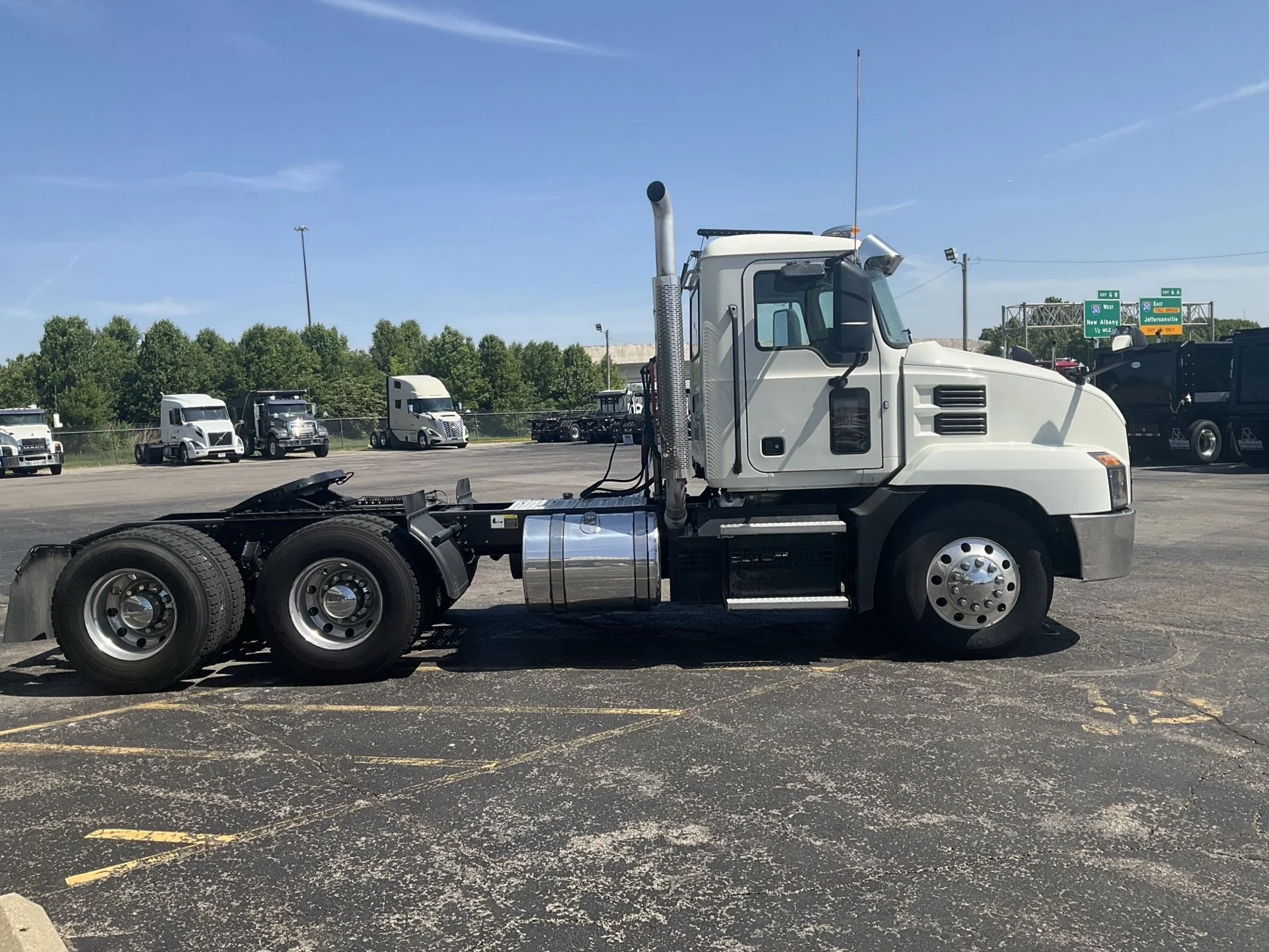2019 Mack Anthem - image 4