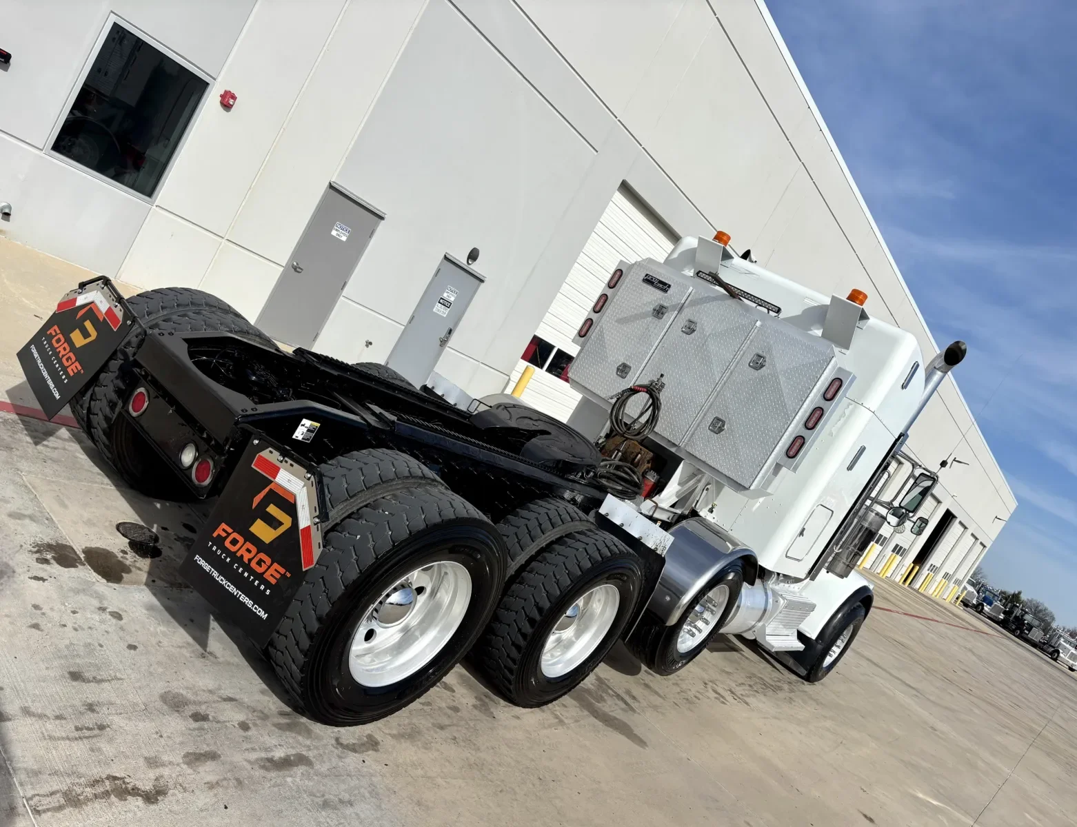 2017 Peterbilt 389 - image 11