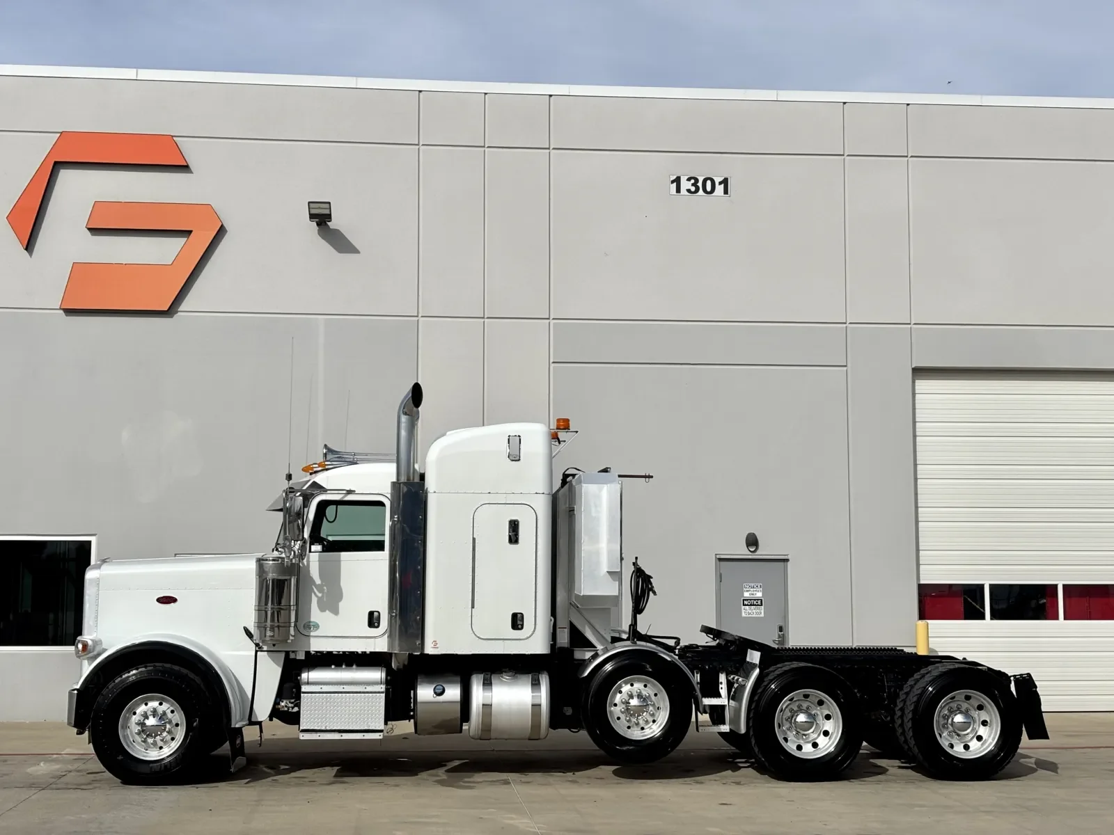 2017 Peterbilt 389 in Hutchins, TX — photo 4