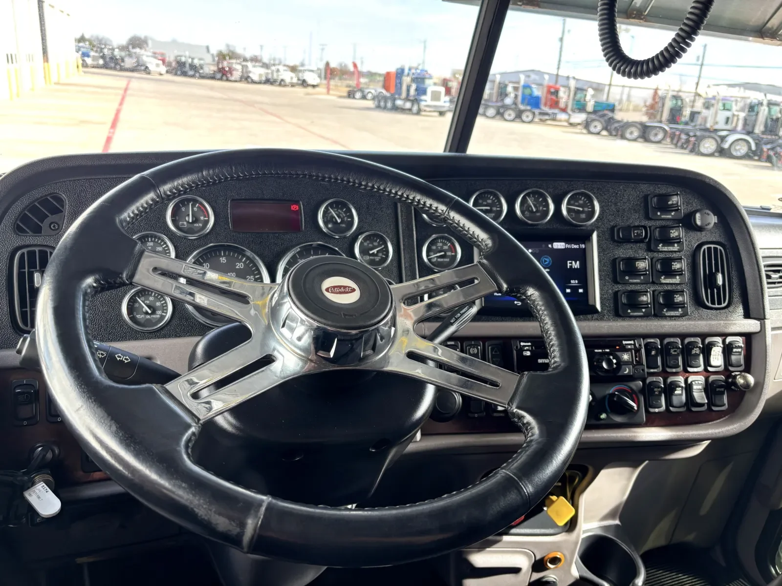 2017 Peterbilt 389 - image 16