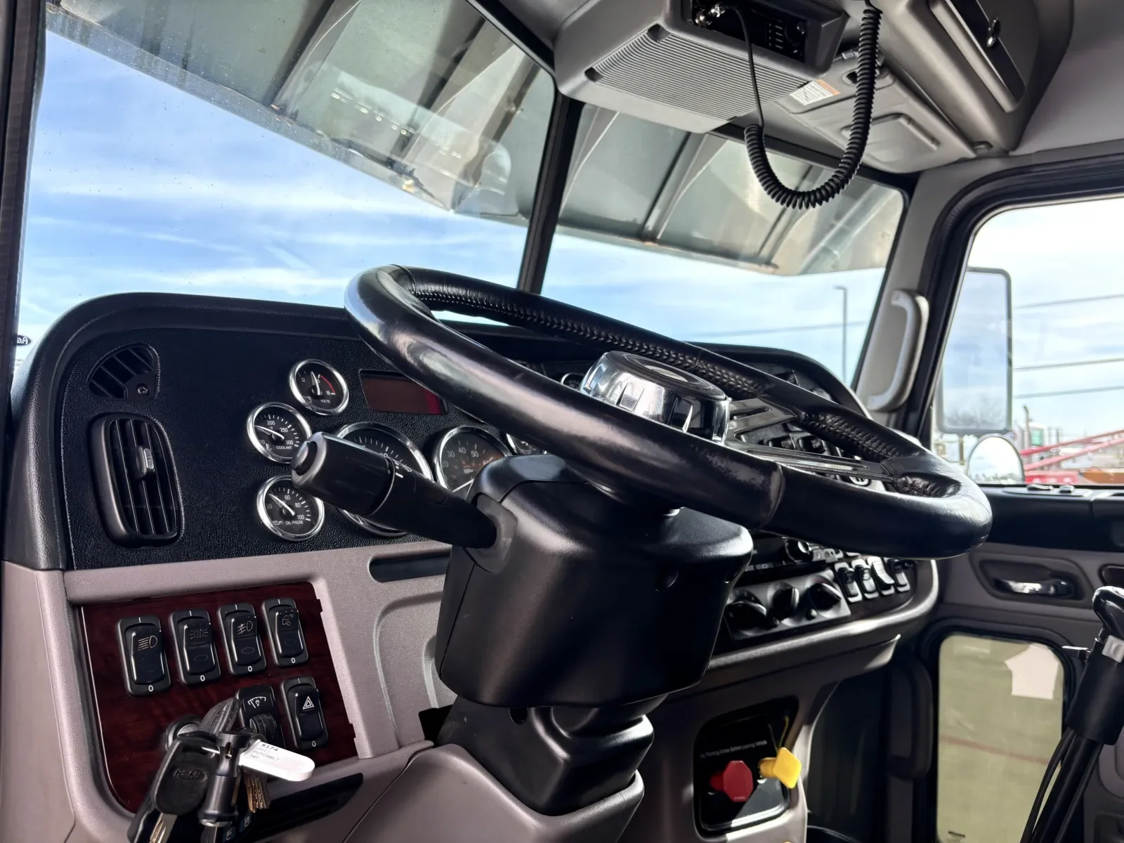 2017 Peterbilt 389 in Hutchins, TX — photo 15