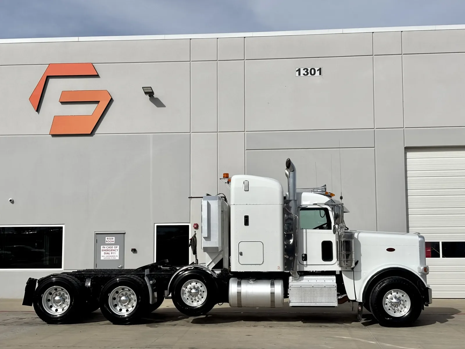 2017 Peterbilt 389 in Hutchins, TX — photo 3
