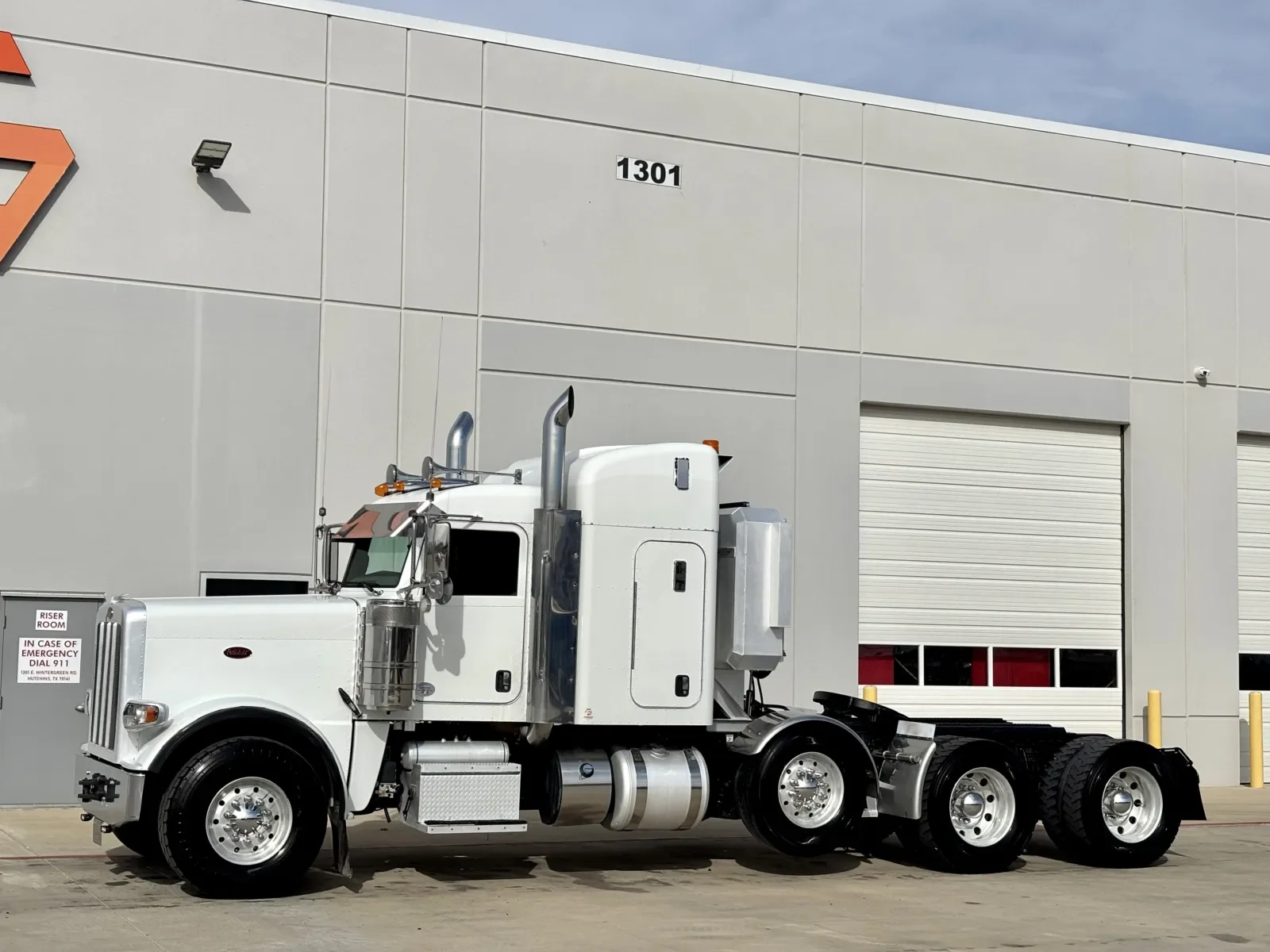 2017 Peterbilt 389 in Hutchins, TX — photo 2