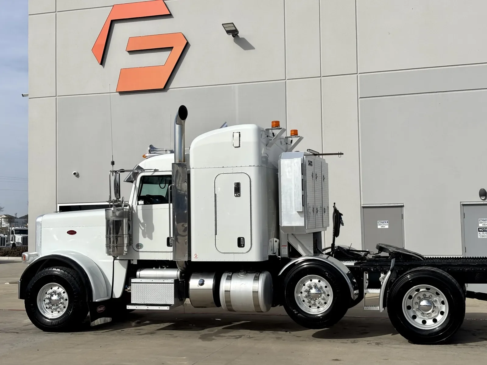 2017 Peterbilt 389 in Hutchins, TX — photo 8