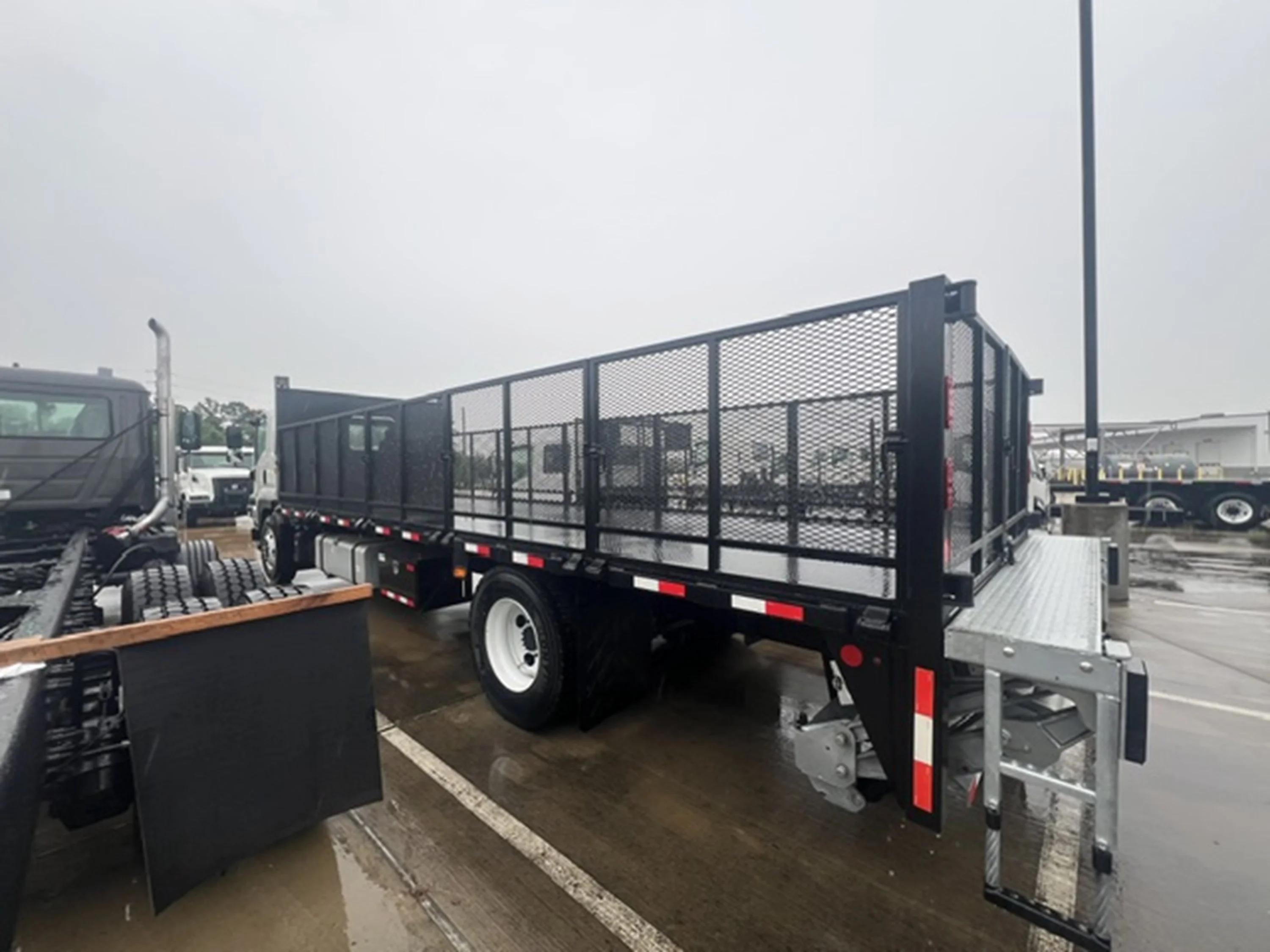 2025 Isuzu FTR in Houston, TX — photo 4