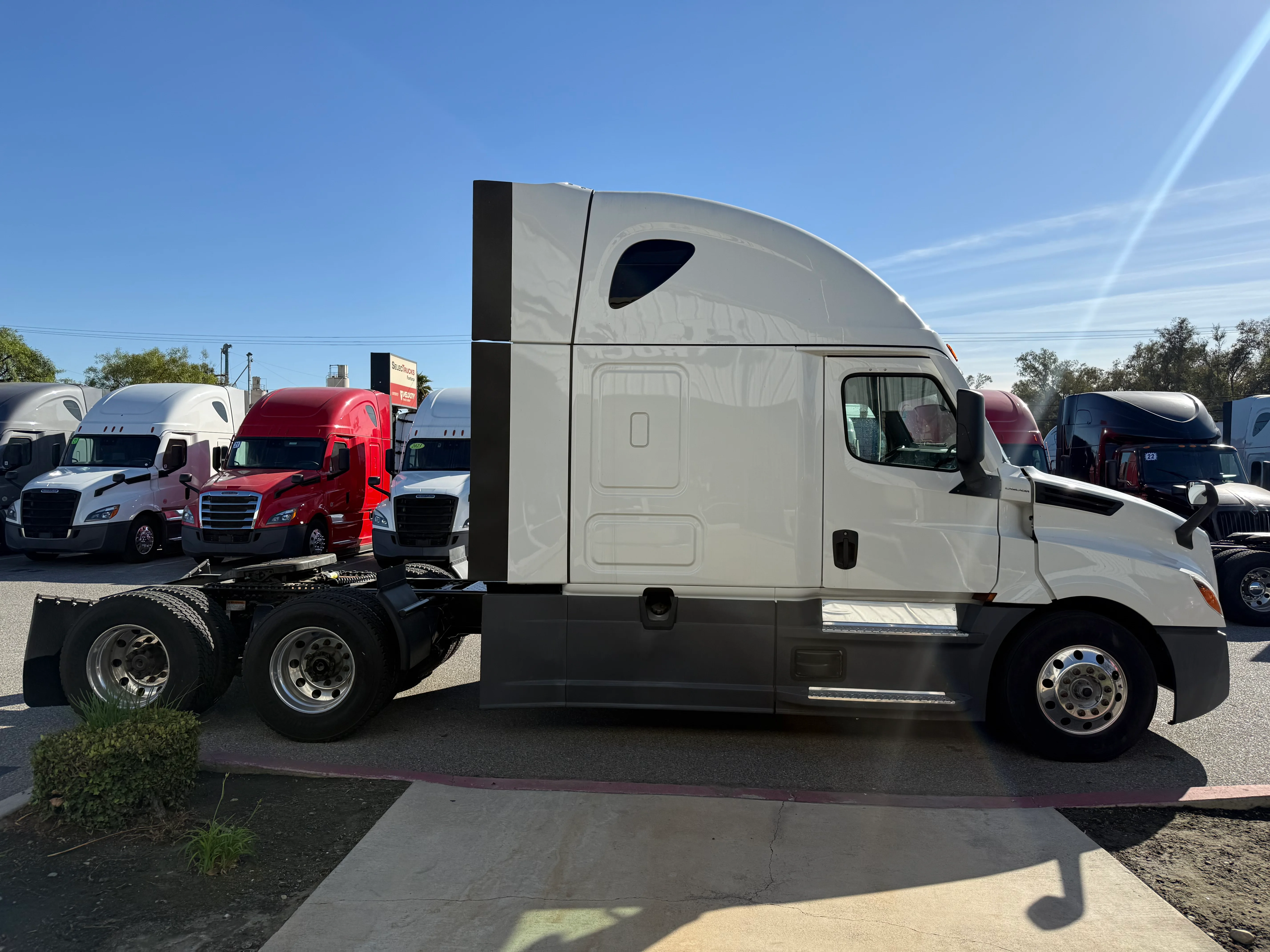 2023 Freightliner Cascadia in Selectrucks Fontana, CA — photo 7