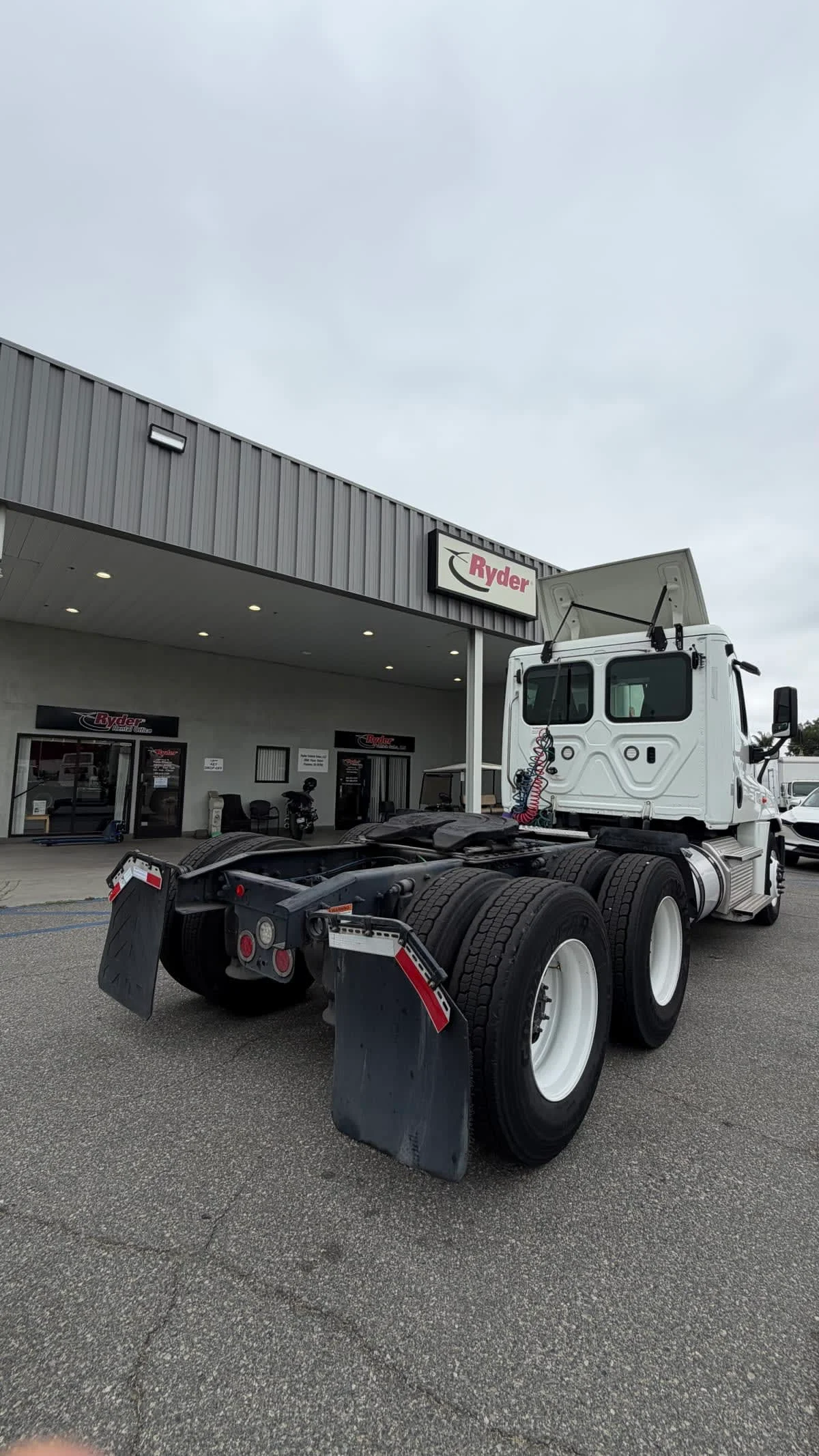 2020 Freightliner Cascadia in Pomona, CA — photo 4
