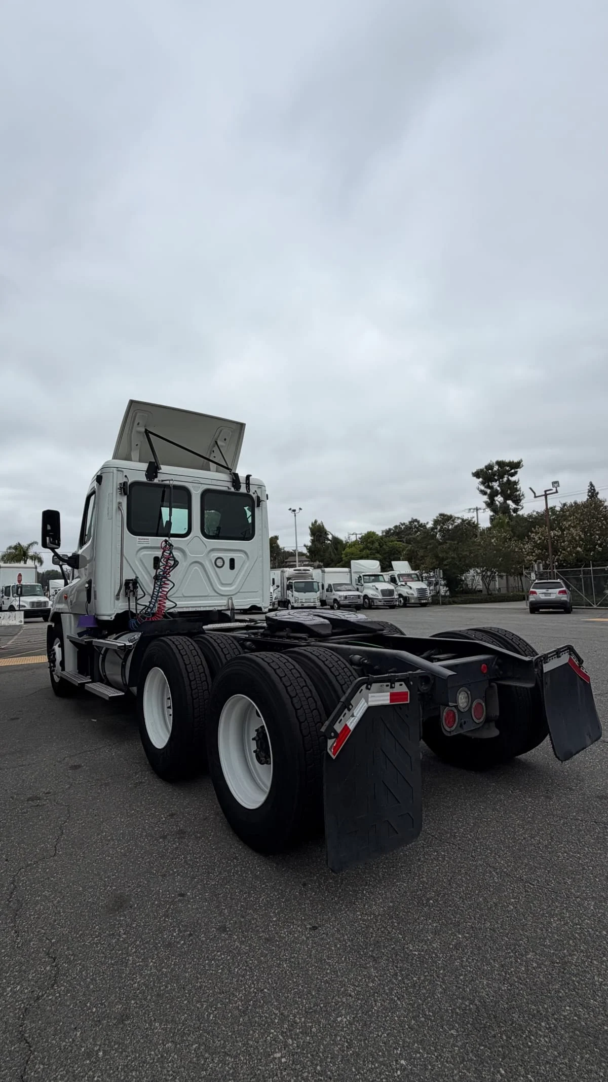 2020 Freightliner Cascadia in Pomona, CA — photo 6