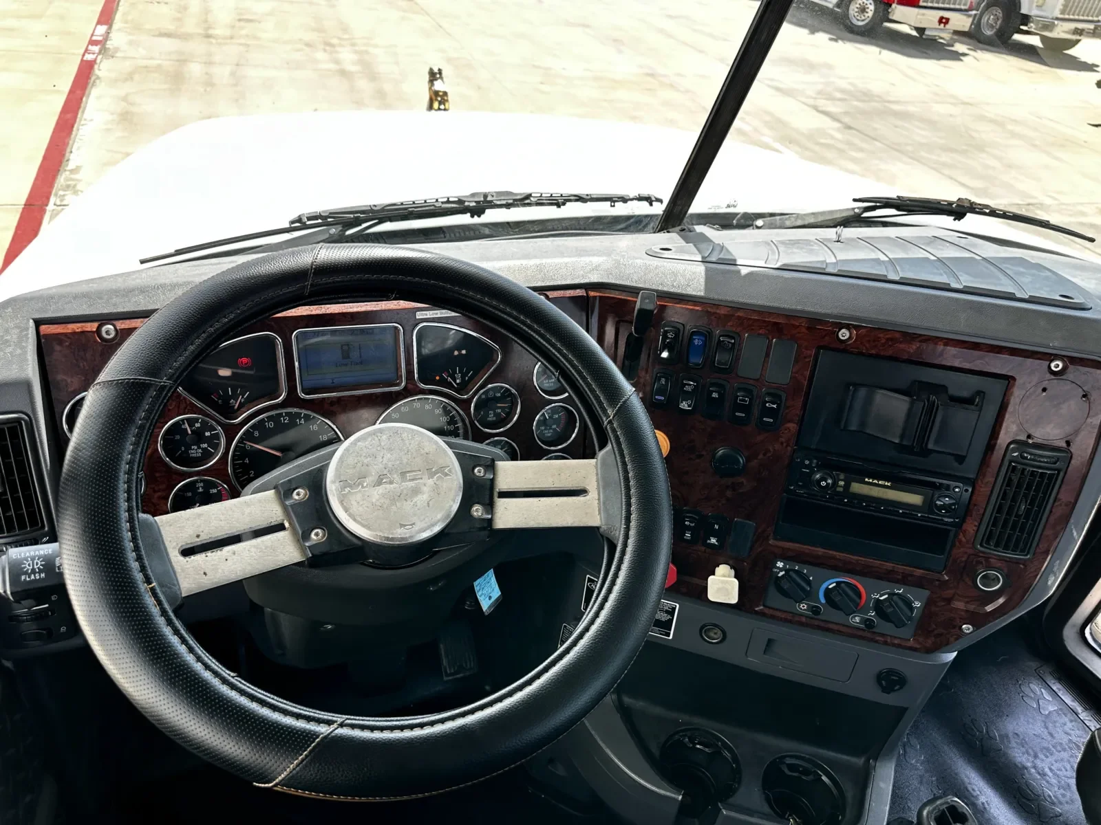 2012 Mack Pinnacle in Hutchins, TX — photo 16