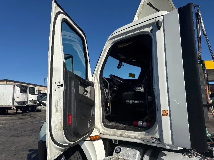 2019 Freightliner Cascadia - image 9