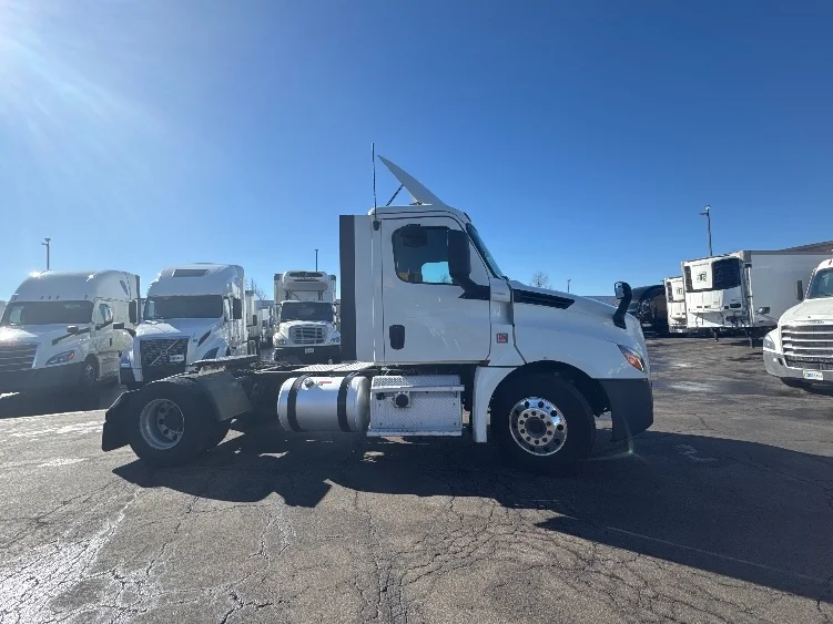 2019 Freightliner Cascadia - image 4