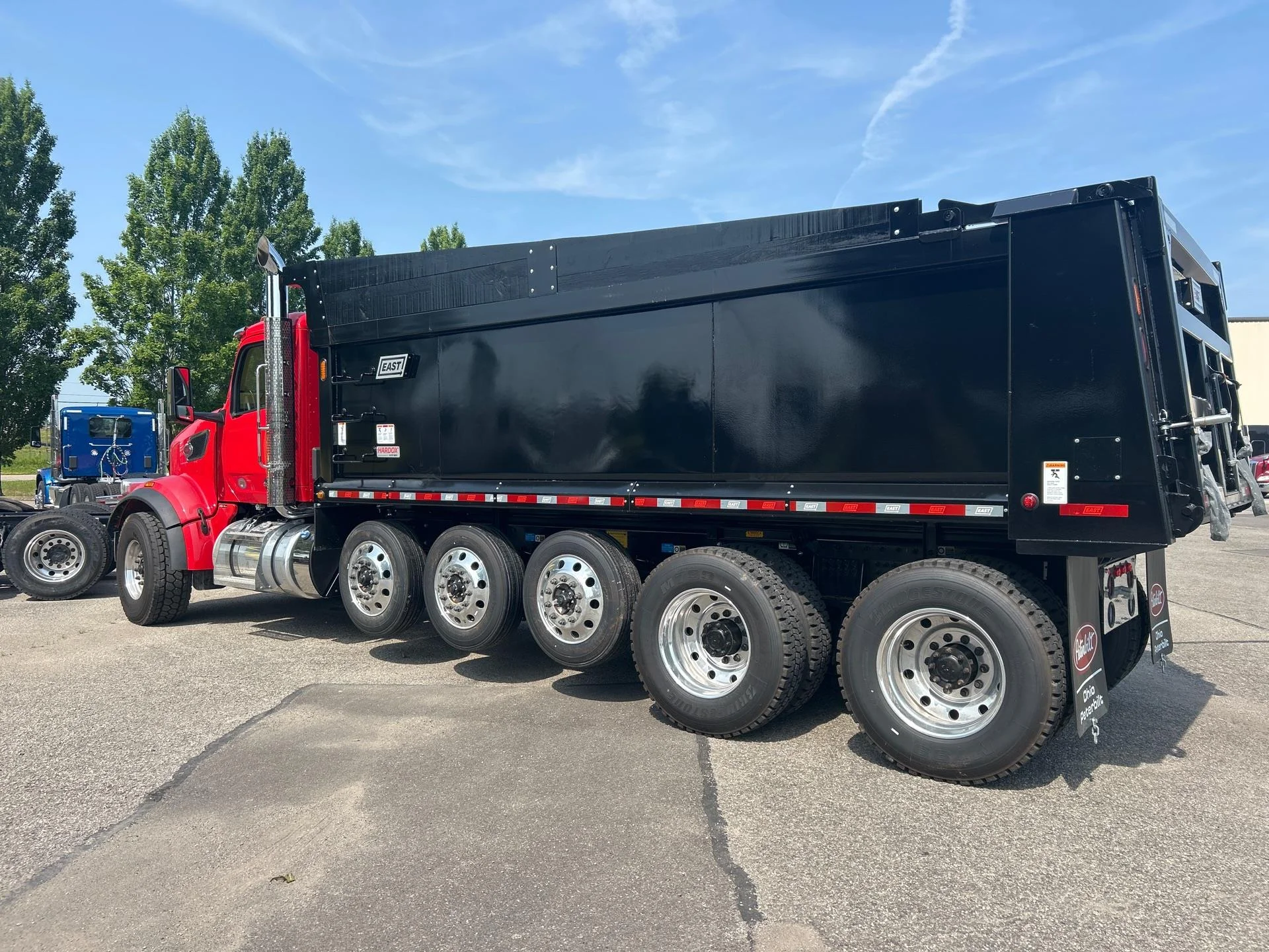 2027 Peterbilt 567 in Zanesville, OH — photo 2