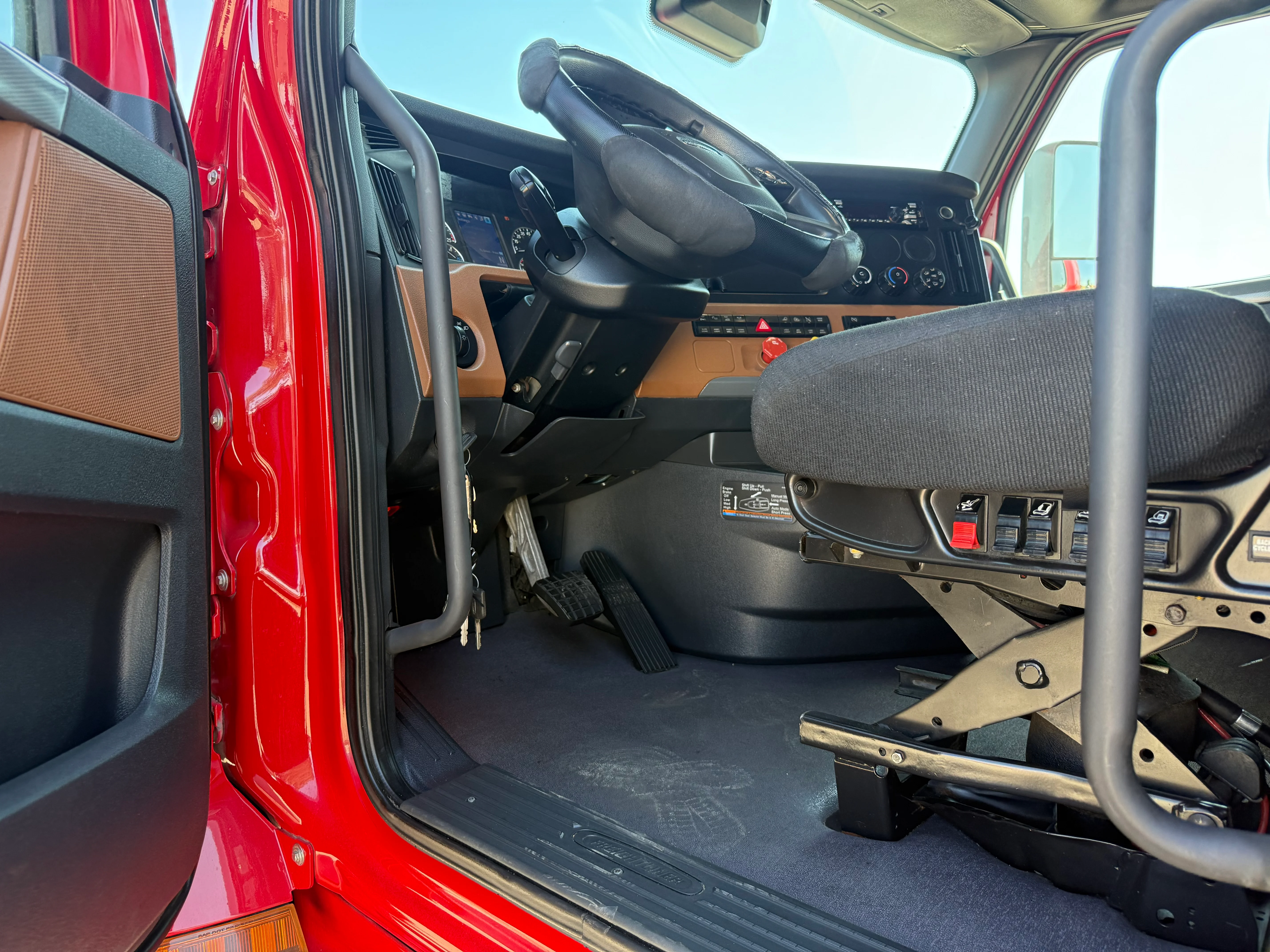 2020 Freightliner Cascadia in Selectrucks Fontana, CA — photo 12