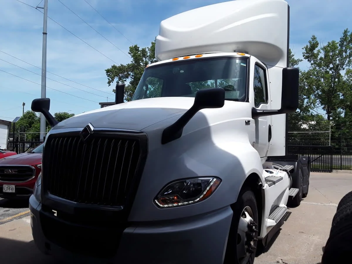 2022 International LT in Kansas City, MO — photo 9