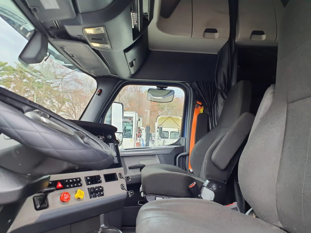 2020 Freightliner Cascadia - image 11