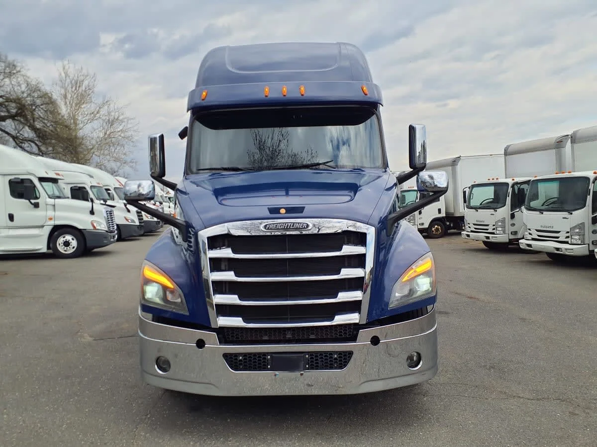 2020 Freightliner Cascadia - image 2