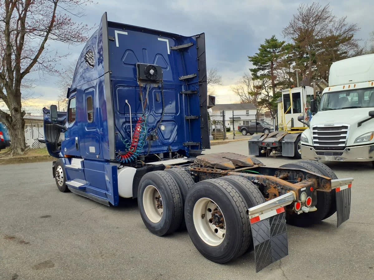 2020 Freightliner Cascadia in Springfield, MA — photo 6