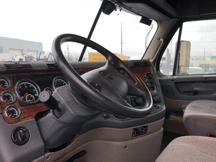 2017 Freightliner Cascadia in Spokane Valley, WA — photo 10