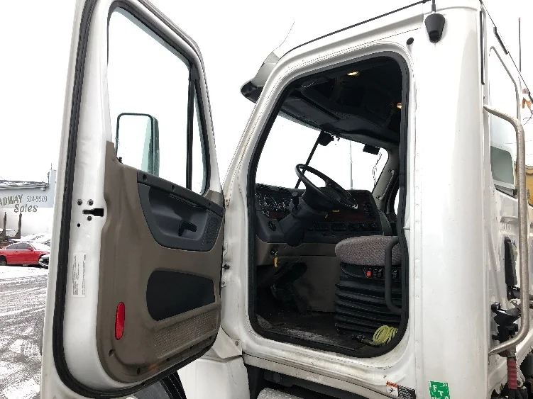 2017 Freightliner Cascadia - image 9