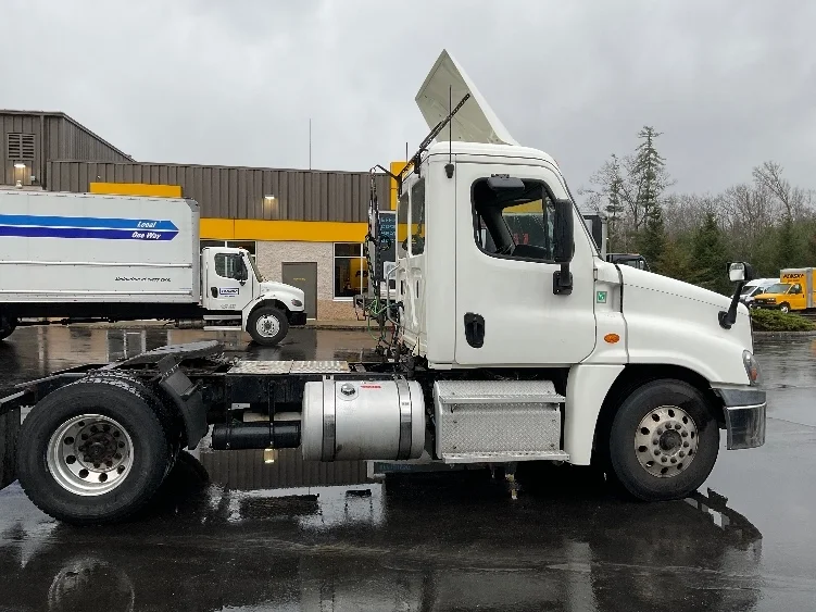 2018 Freightliner Cascadia - image 8