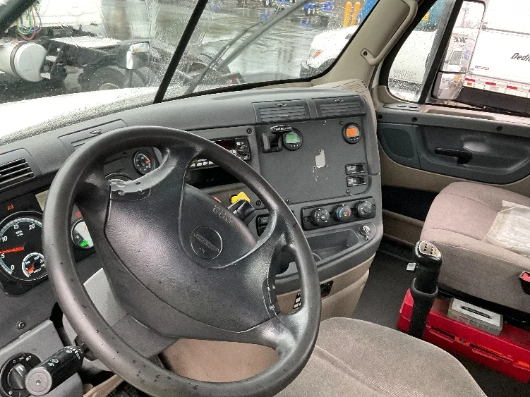2018 Freightliner Cascadia - image 10