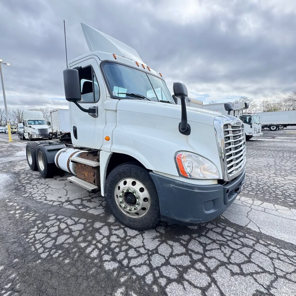 2016 Freightliner Cascadia - image 3