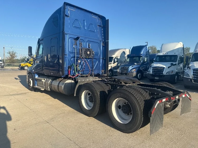 2020 Freightliner Cascadia - image 5