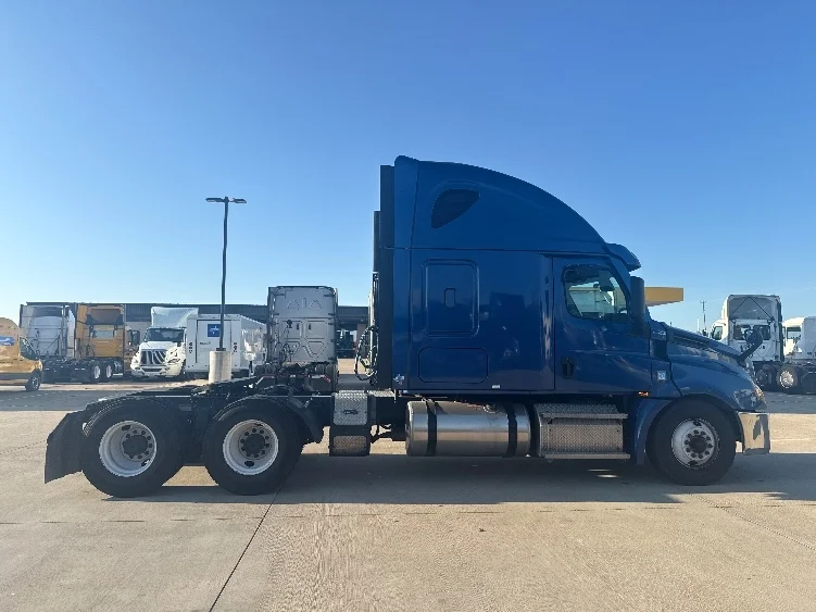 2020 Freightliner Cascadia - image 8