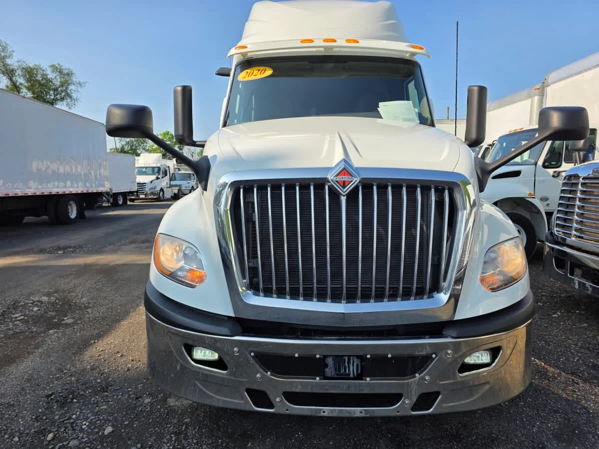 2020 International LT - image 2