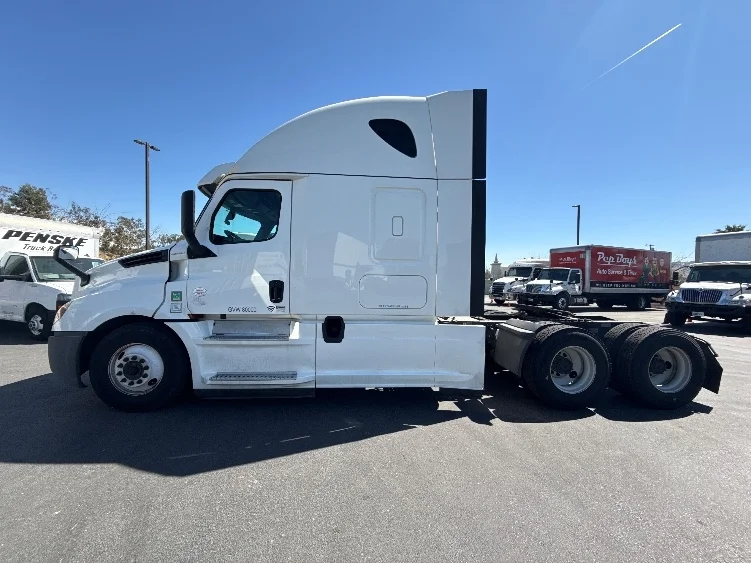 2020 Freightliner Cascadia in Fontana, CA — photo 4