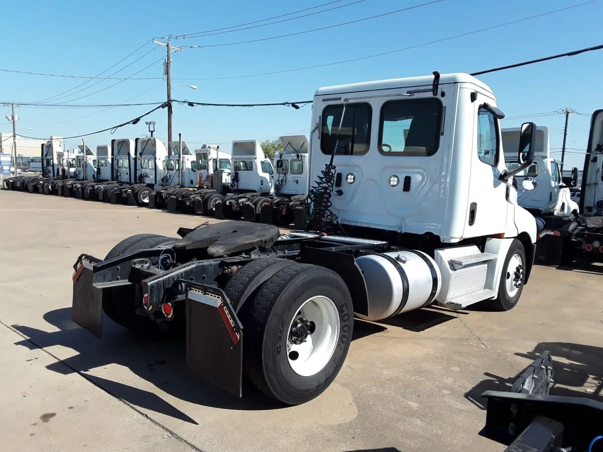 2020 Freightliner Cascadia - image 4