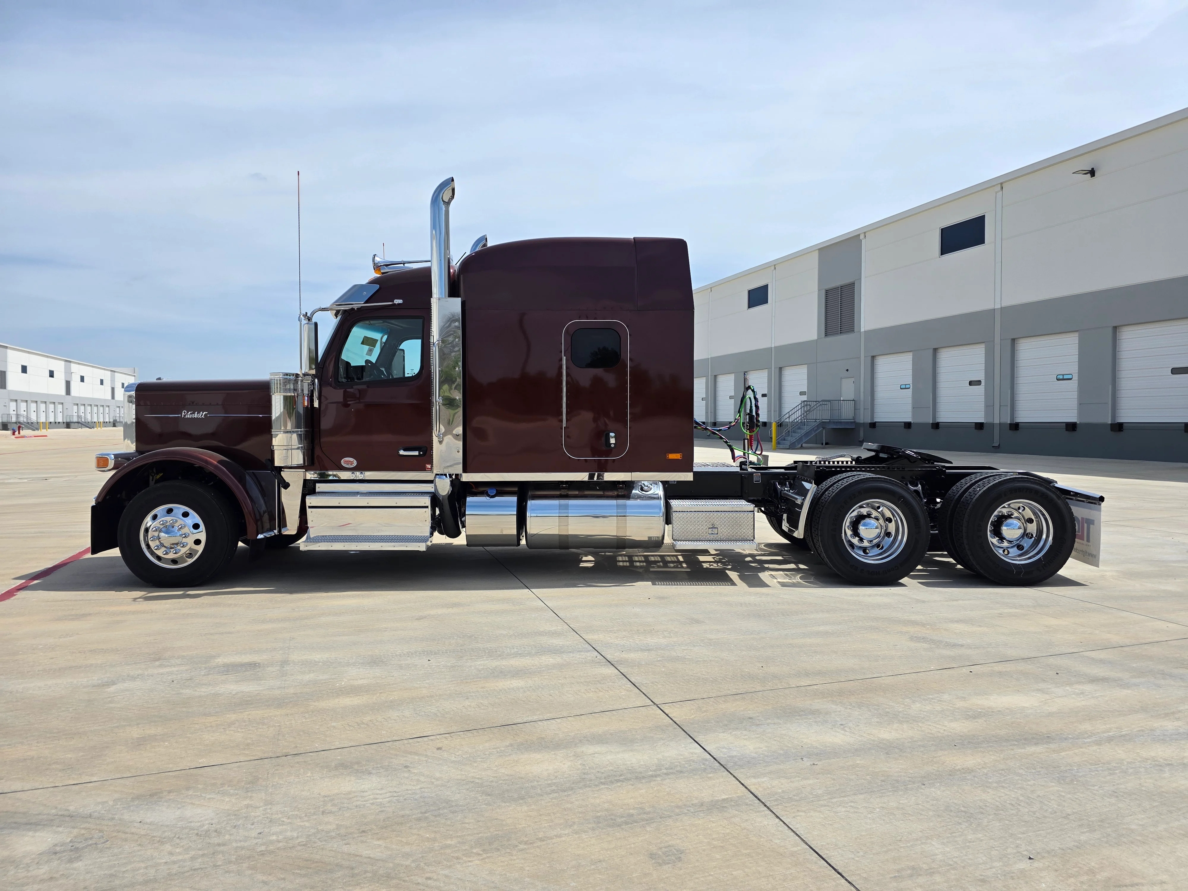 2027 Peterbilt 589 in Cincinnati, OH — photo 2