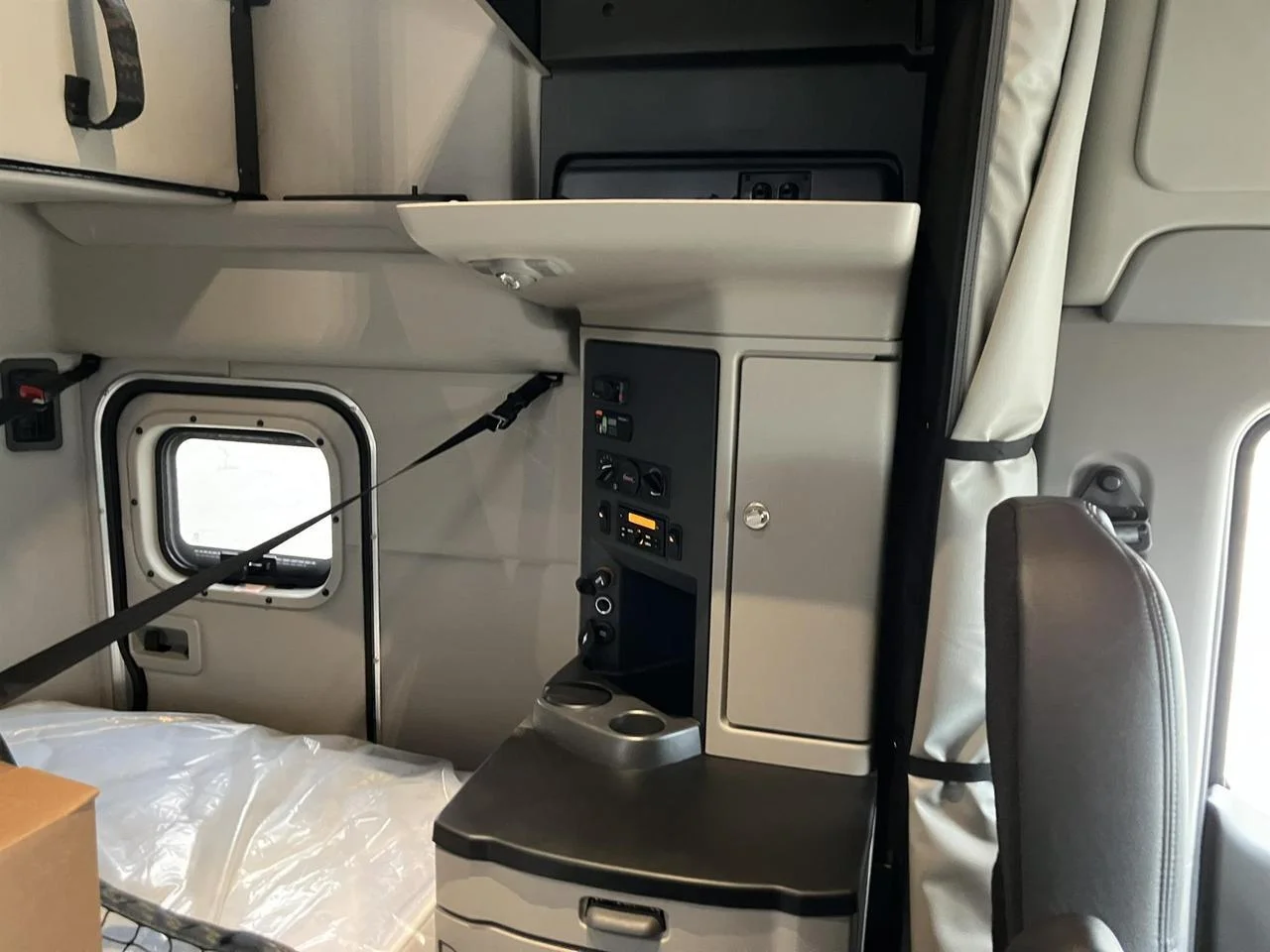 2027 Peterbilt 579 - image 5