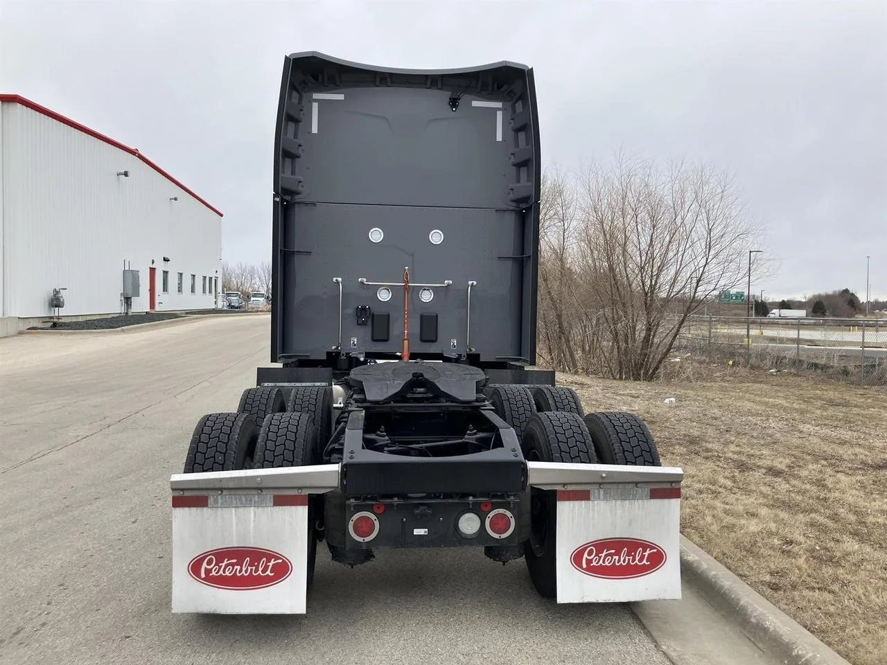 2027 Peterbilt 579 - image 2