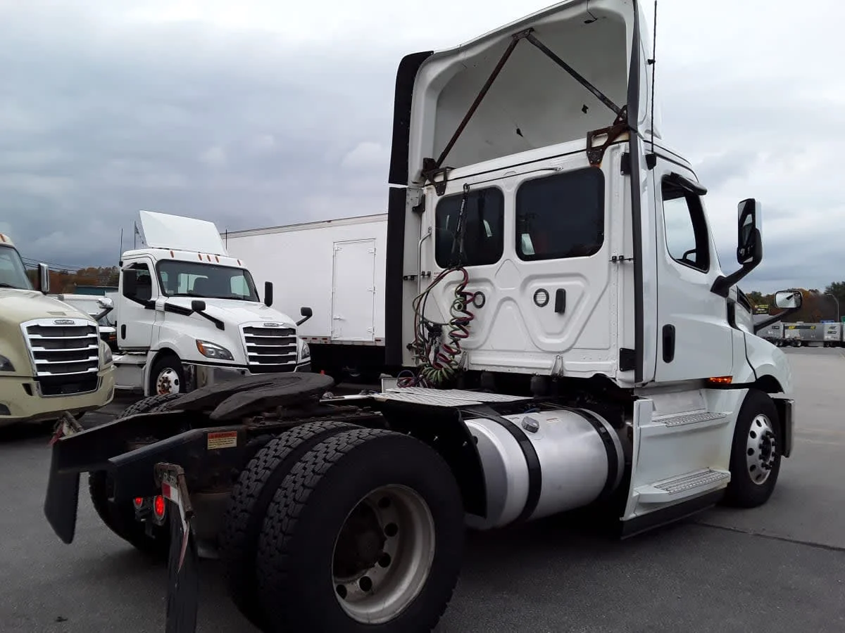 2020 Freightliner Cascadia in Salisbury, MA — photo 4