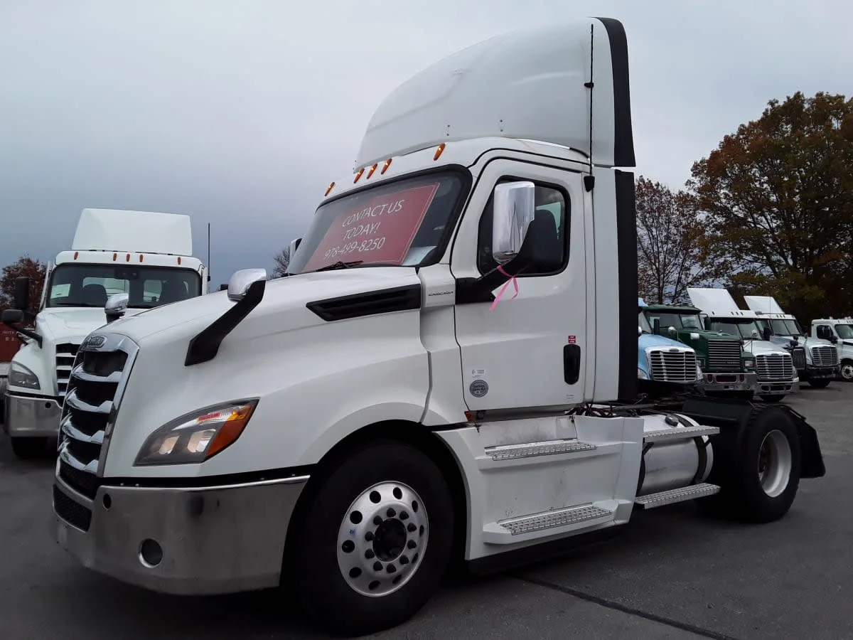 2020 Freightliner Cascadia - image 2