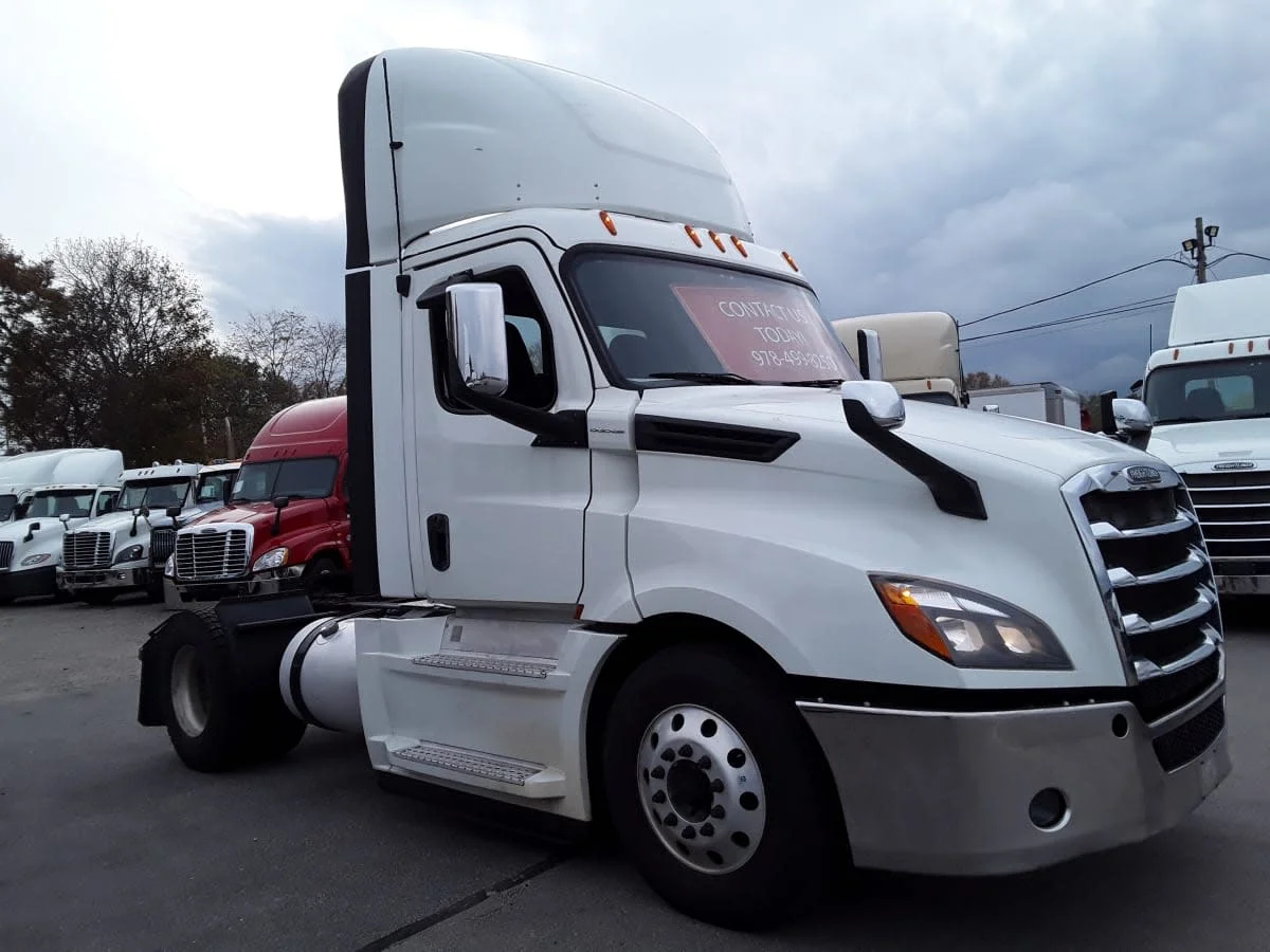 2020 Freightliner Cascadia - image 3