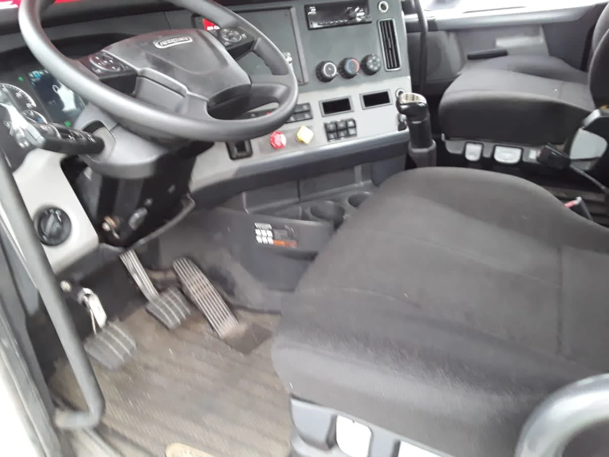 2020 Freightliner Cascadia in Salisbury, MA — photo 7