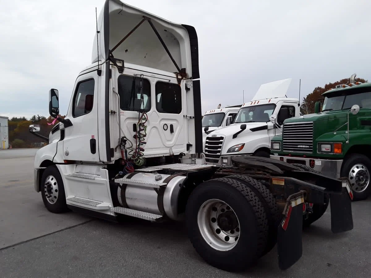 2020 Freightliner Cascadia in Salisbury, MA — photo 6